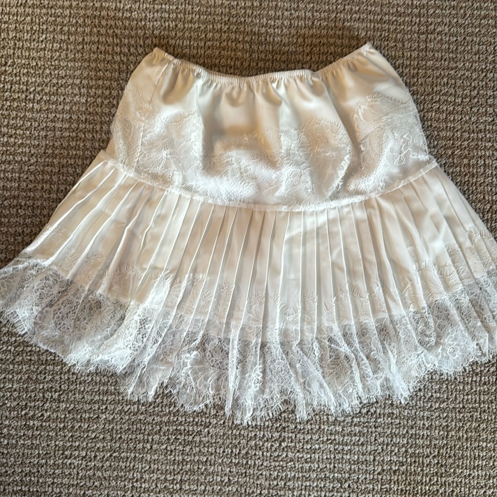 Women’s lace half slip skirt, low rise pleated ruffle lace trim underskirt.